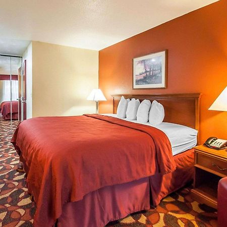 Quality Inn & Suites Kansas City I-435N Near Sports Complex Zewnętrze zdjęcie