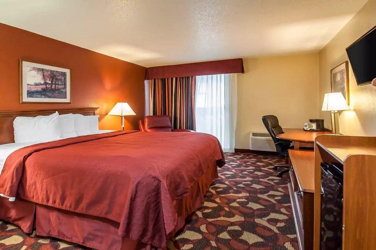 Quality Inn & Suites Kansas City I-435N Near Sports Complex Zewnętrze zdjęcie