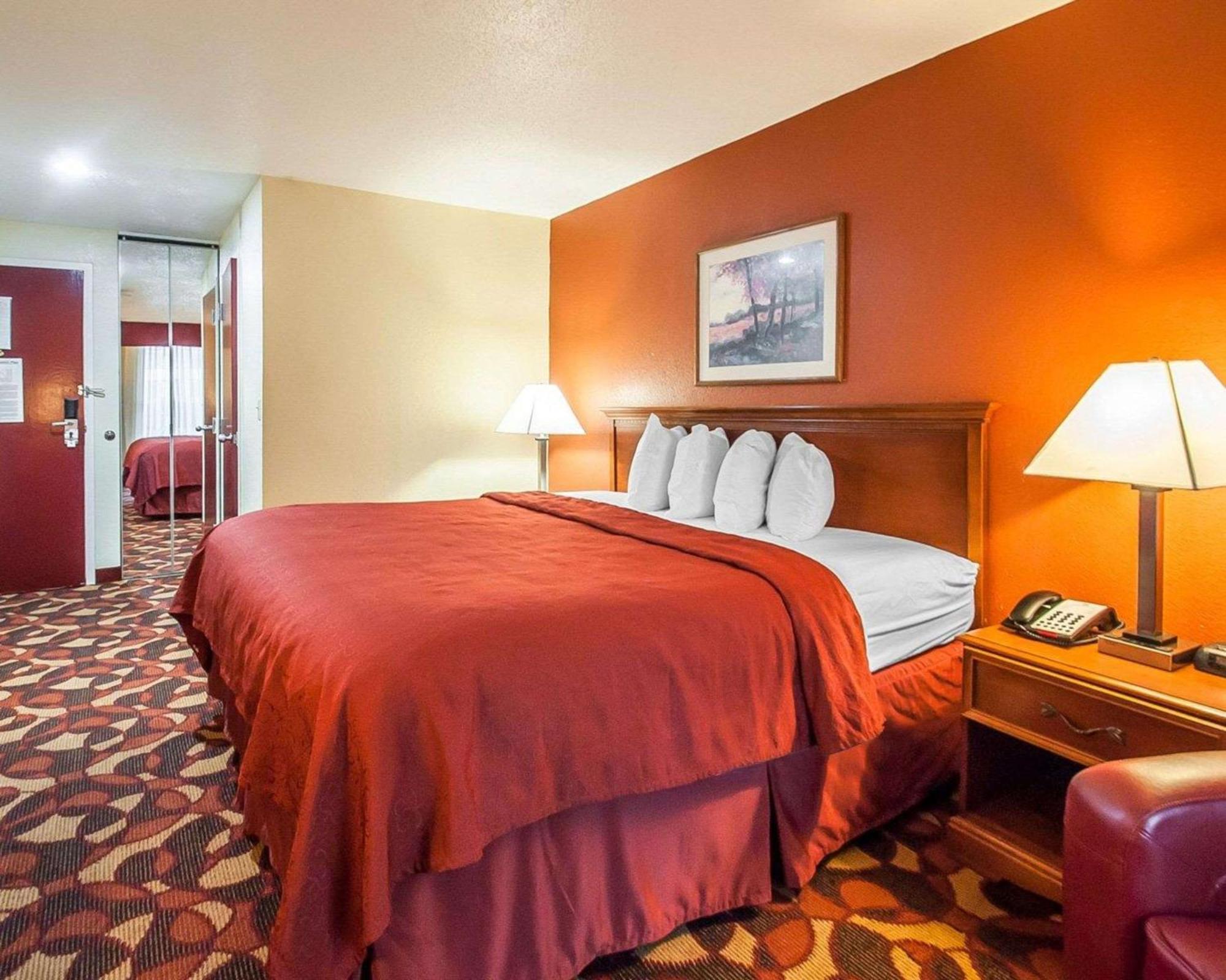 Quality Inn & Suites Kansas City I-435N Near Sports Complex Zewnętrze zdjęcie